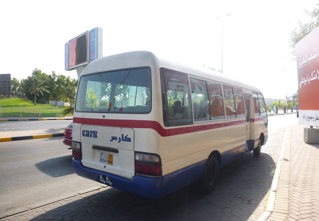 空港とムハラクを結ぶバス