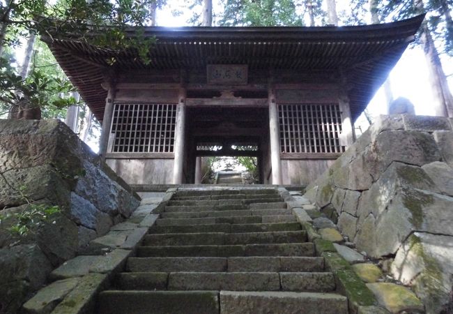 大菩薩の山懐に在る禅寺