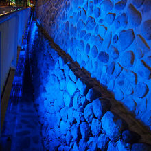 採掘して見つかった当時の石垣。ライトアップver