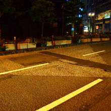 出島だった部分は道路の色が違うので分かります。