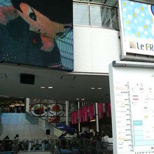 川崎駅を出てすぐそばです。