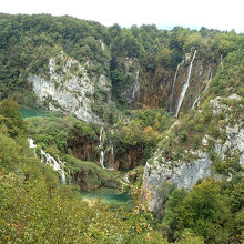 園内最大の滝、ヴェリキ・スラップ。滝壺まで容易に行かれる。
