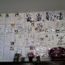 サインがいっぱい