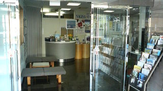 休憩できるイスや足湯、観光パンフレットもあり