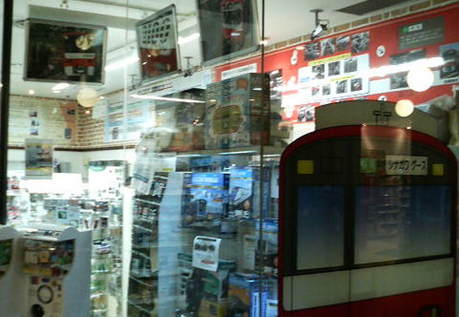 電車のヘッドマークや道具の展示もあり