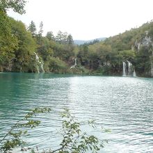 幾筋もの滝と青く澄んだ湖