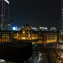 席からの景色　東京駅の夜景