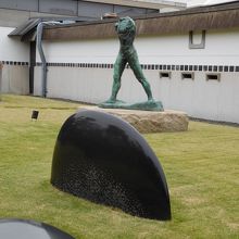 これは分館の前