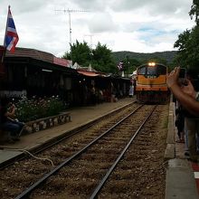 先頭のディーゼル車