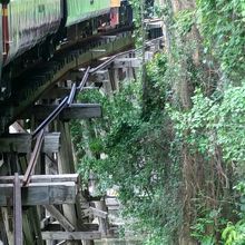 木橋の上を通過中