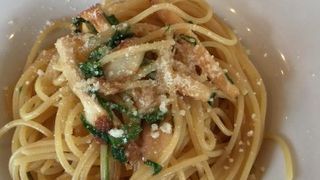 駅前にあります