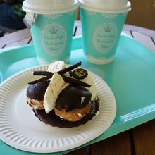 外のカフェでティータイム