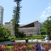 正面の方も工事用のシートに覆われてました