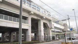 横浜市営地下鉄「川和町駅」は、田園地帯に突如出現した堅固な白亜の要塞のように見えます。