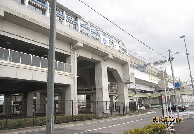 横浜市営地下鉄「川和町駅」は、田園地帯に突如出現した堅固な白亜の要塞のように見えます。