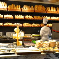 The MARKET。朝食の際、パンの種類が豊富です。