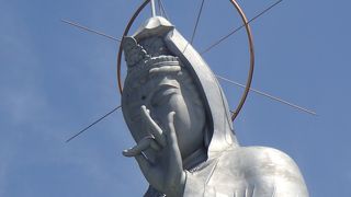 巨大な亀と観音様