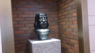 八重洲の名前の由来となったのはこの方です。