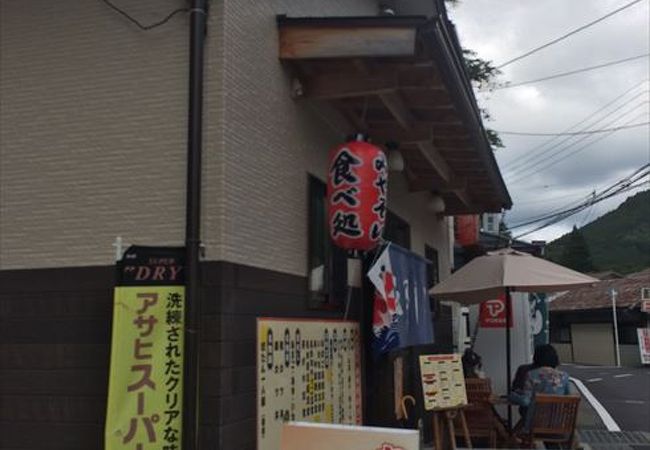 ここでは、名物の丼ものがおすすめです。鹿や猪のお肉を食べる事のできるそんなお店です。