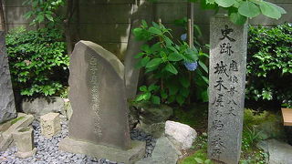 ひっそりたたずんでいます