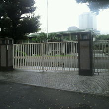 参議院議長公邸は、富士見坂の中間付近の南側にあります。