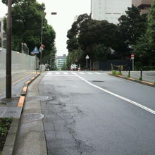 諏訪坂の標識柱を左に見つつ、北側に登っている坂の様子です。