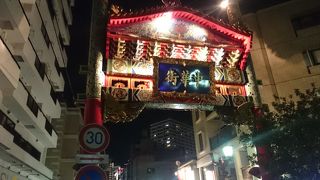 南を守る赤い門