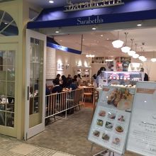 店内はカジュアル