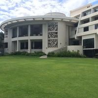 庭からロビ−を見るとこんな感じです