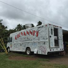 白いワゴン車が目印