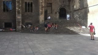 中世の雰囲気が漂う広場