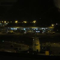 窓の外に飛行機が・・