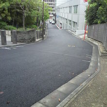 降った先は、外堀通りです。左に、プルデンシャルビルがあります