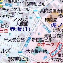 ホテルオークラの南側を囲むように曲がっている江戸見坂です。