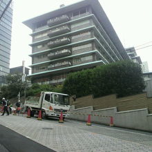 工事中のホテルオークラと南側の江戸見坂の工事の状況です。