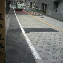 江戸見坂の標識柱と江戸見坂の東向きの下り方向の状況です。