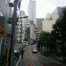 江戸見坂の坂の下から上側の方向に見た坂の状況です。