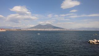 海に張り出したいかめしい古城