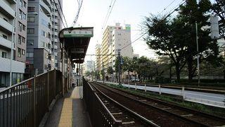 神田川に架かる面影橋の近くの駅