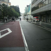 汐見坂が、まっすぐ延びた様子です。右の建物は、発明会館です。