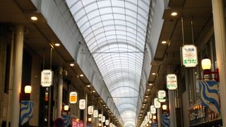 長いアーケードの商店街