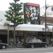 遅くまで開いています。屋台の雰囲気のあるお店。