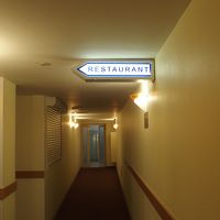 長い廊下の先にレストランの看板