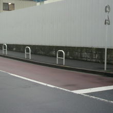 再開発のため工事中の汐見坂の東は、白色の壁で隔てられています