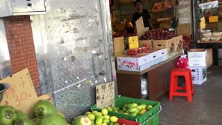 フルーツ屋さんがずらり