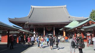 参拝客で賑わっています