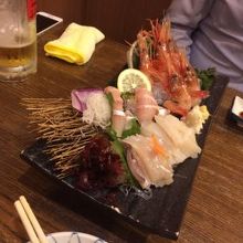とりあえずお刺身、盛り合わせて持ってきてくれました〜