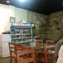 テーブル席が4個のこじんまりした店内