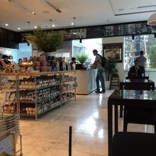 店内の配置も良く落ち着いて食事ができる