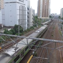 池上線ホーム下にはＪＲの車両が走り離合していました